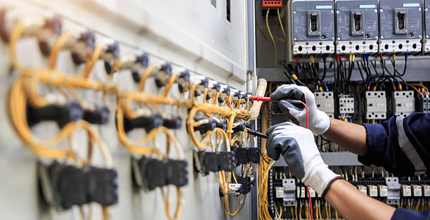 Professional Electrician technician working in Bartonville, IL